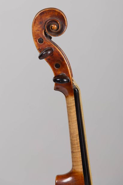 null Presumed German violin.
Late 18th or early 19th century.
With bow.
L_35.4 cm,...