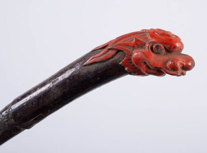 null CHINA.
Wood and red lacquer cane, the knob carved with a dragon head.
L_92,5...
