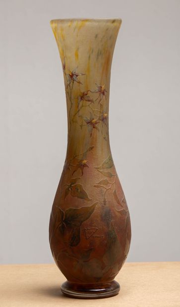 null DAUM Nancy.
Large vase in acid-etched multi-layered glass, decorated with soldanelles.
Signed...