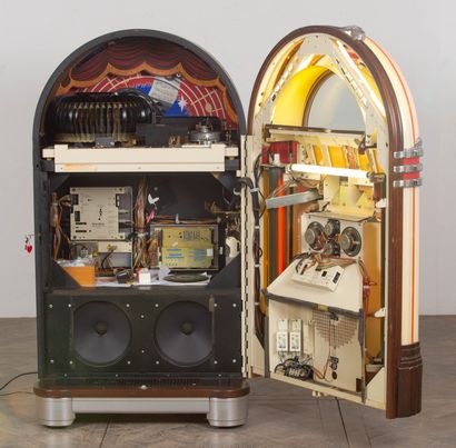 null WURLITZER ONE MORE TIME 1015 Vinyl
Juke box, working with 45 rpm vinyl records.
Faithful...