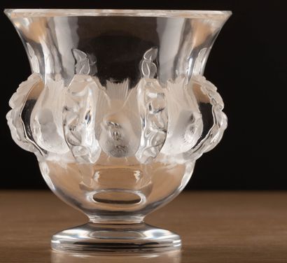 null LALIQUE FRANCE
Pressed molded glass vase, Dampierre model.
H_12,3 cm D_12 c...