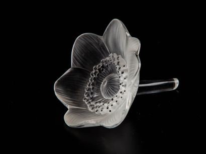 null LALIQUE FRANCE.
Rare suite of six "anemone" flowers in pressed-molded and partially...