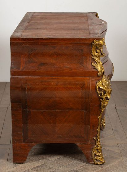 null Grave chest of drawers in wood veneer marquetry and brass inlay.
Marble top...