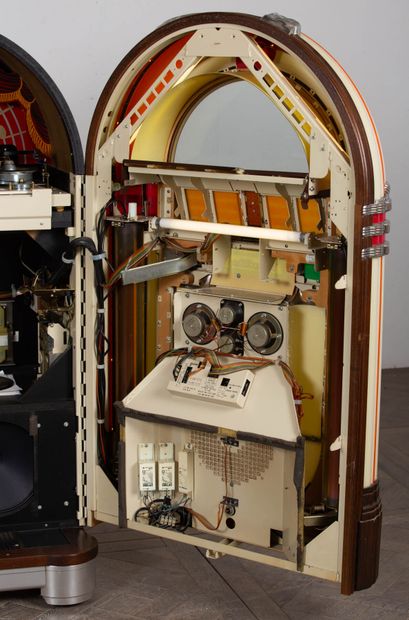 null WURLITZER ONE MORE TIME 1015 Vinyl
Juke box, working with 45 rpm vinyl records.
Faithful...