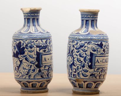 null ANTWERP.
Pair of majolica pharmacy bottles.
Late 16th century.
H_26.5 cm, one...