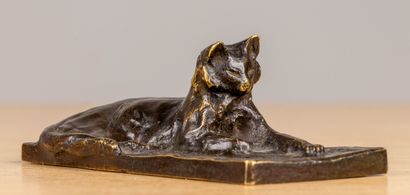  Théophile Alexandre STEINLEN (1859-1923).
Reclining cat.
Bronze with brown patina,... Gazette Drouot