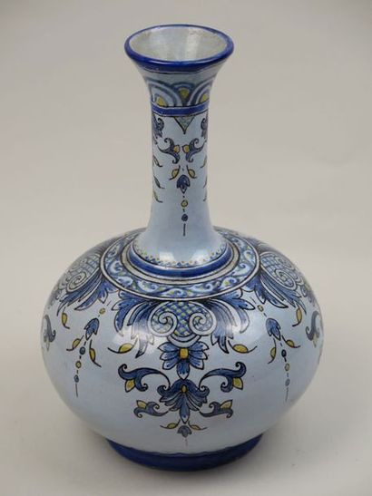 NEVERS, Gabriel Montagnon Vase bouteille en faïence à décor bleu et jaune H_22,5...