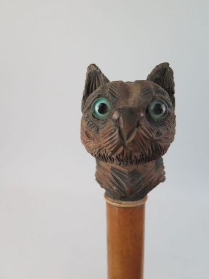 null Ombrelle en satin, le pommeau orné d'une tête de chat en bois sculpté, yeux...