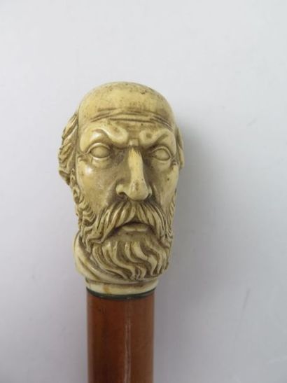 null Canne à large pommeau d'ivoire figurant un homme barbu.
XIXème siècle.
L_91...