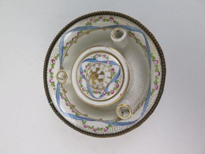 null Encrier circulaire en porcelaine à décor floral et bronze.
Style Louis XVI.
Marque...