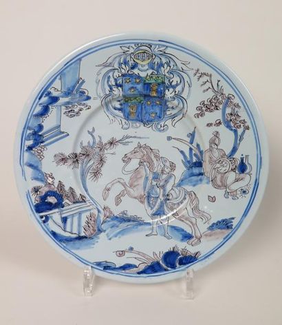 NEVERS 

Plat à décor en camaïeu bleu et manganèse d'un cavalier chinois tenant un...