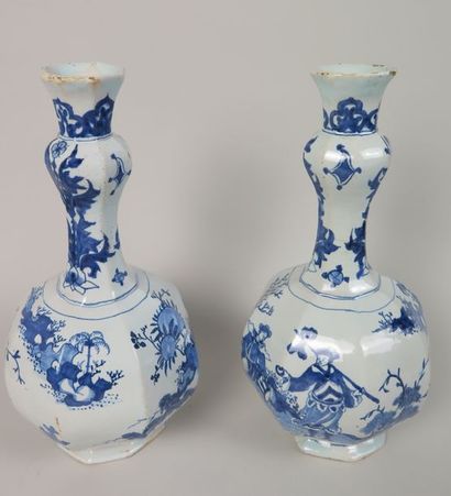 NEVERS 

Paire de vases à huit pans et haut col à décor en camaïeu bleu de chinois...