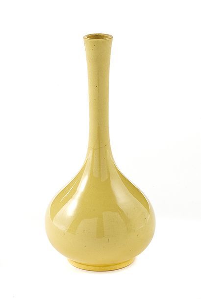 JAPON, Seto - Epoque MEIJI (1868 - 1912) 

Vase bouteille en grès émaillé brun, le...
