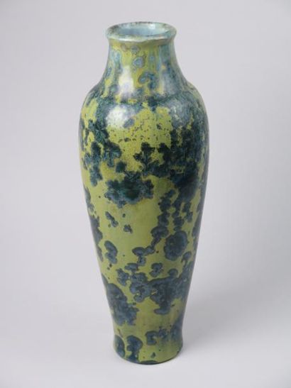 PIERREFONDS. 

Grand vase en grès à décor irrisé bleu sur fond jaune. Marqué du tampon...