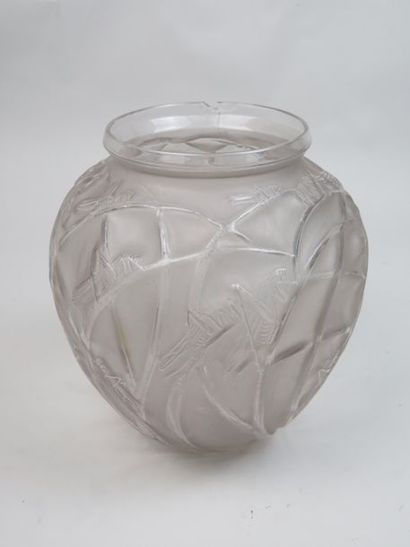null René LALIQUE (1860-1945)

Vase « Sauterelles » 

Vase en verre opalescent soufflé-moulé...