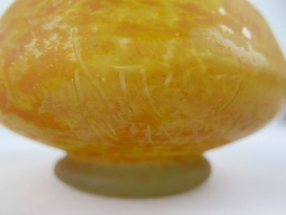 null DAUM Nancy 

Coupe sur talon en verre marmorréen orange et jaune 

D_15 cm