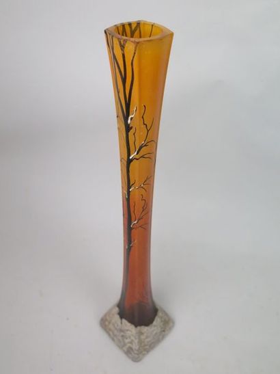 null LEGRAS

Vase soliflore en verre émaillé à décor d'arbres enneigés sur fond orange

Signé

H_50...