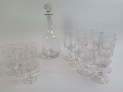 null Service de verres en cristal ancien comprenant une carafe, neuf verres à vin...