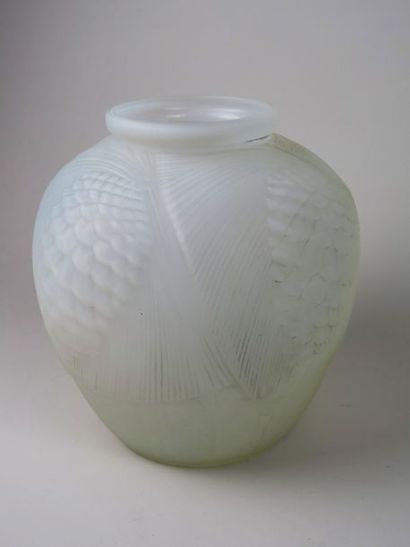null Henri DIEUPART

Vase en verre moulé pressé figurant des pommes de pin

H_25,5...