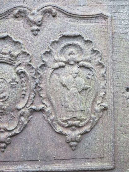 null Grande plaque de cheminée en fonte à décor double d'armoiries et d'un évêque...