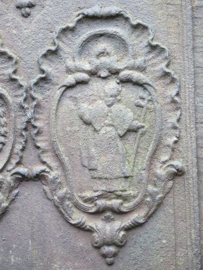 null Grande plaque de cheminée en fonte à décor double d'armoiries et d'un évêque...
