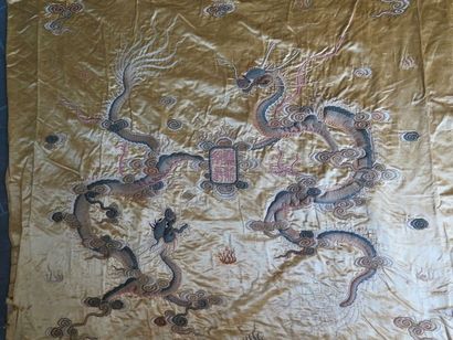 null INDOCHINE - Fin XIXe siècle

Taie d'oreiller en soie jaune brodé de deux dragons...