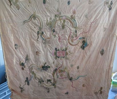 null INDOCHINE - Fin XIXe siècle

Taie d'oreiller en soie jaune brodé de deux dragons...
