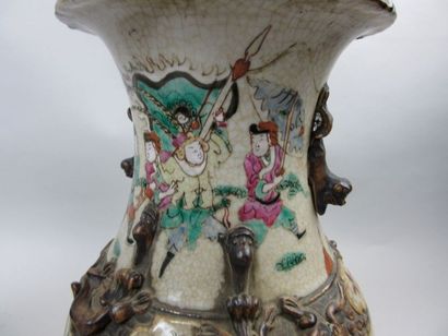 null CHINE, Nankin

Paire de vases en céramique à décor de scènes guerrieres

H_32,6...