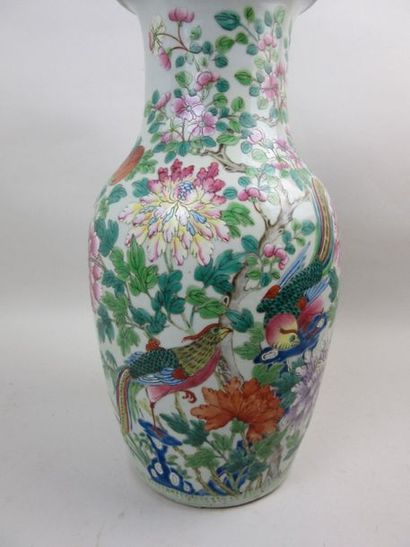 null CHINE

Vase en porcelaine polychrome à décor de faisans dorés dans des branchages...