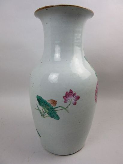 null CHINE

Vase en porcelaine polychrome à décor de faisans dorés dans des branchages...