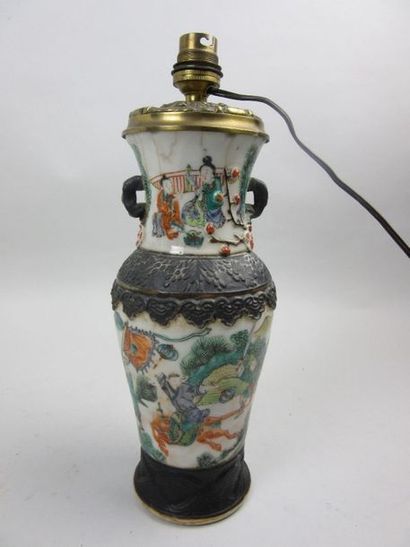 null CHINE, Nankin

Vase en céramique à décor polychrome de scènes guerrieres et...