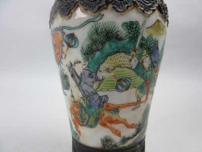 null CHINE, Nankin

Vase en céramique à décor polychrome de scènes guerrieres et...