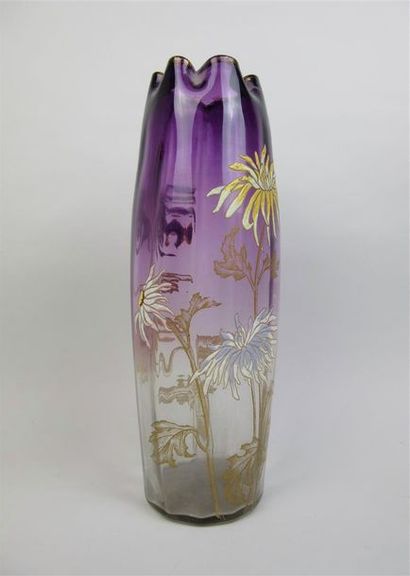 VERRERIE MONTJOYE-SAINT DENIS Grand vase en verre émaillé à décor de fleurs polychrome...