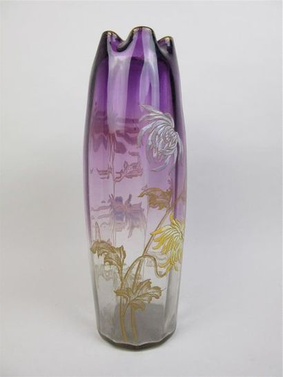 VERRERIE MONTJOYE-SAINT DENIS Grand vase en verre émaillé à décor de fleurs polychrome...