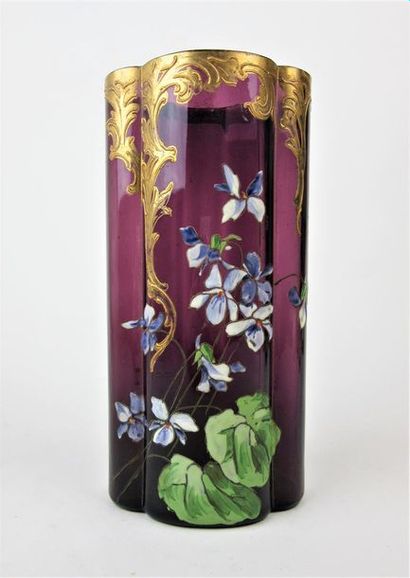 CERAMIQUE Vase en verre mauve à décor émaillé de violettes Vers 1900 H_22 cm