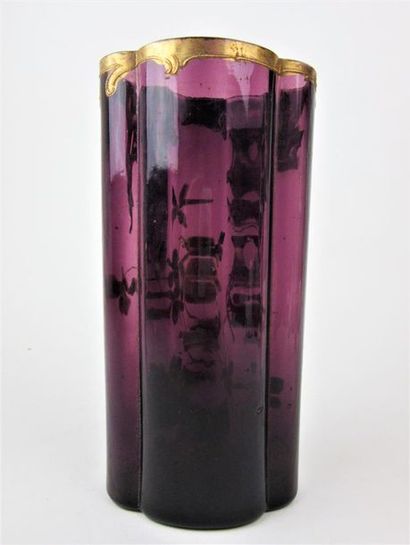 CERAMIQUE Vase en verre mauve à décor émaillé de violettes Vers 1900 H_22 cm