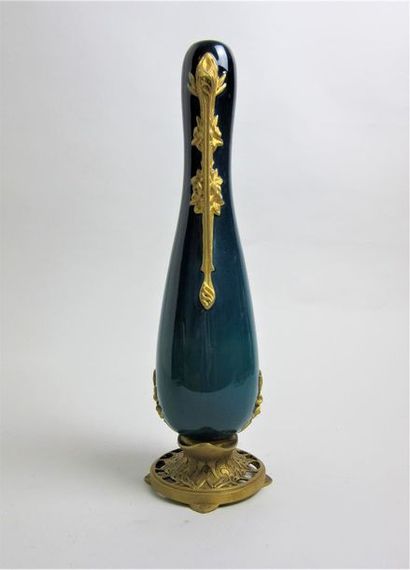 null Paul-François LOUCHET (1854-1936) Vase en porcelaine à décor de glacis bleu...