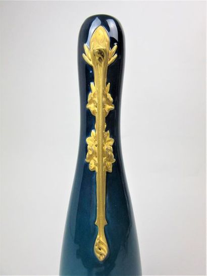 null Paul-François LOUCHET (1854-1936) Vase en porcelaine à décor de glacis bleu...