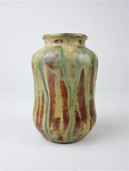 null Pierre, Abbé PACTON (1856-1938) Vase en grès de forme renflée à décor de coulures...