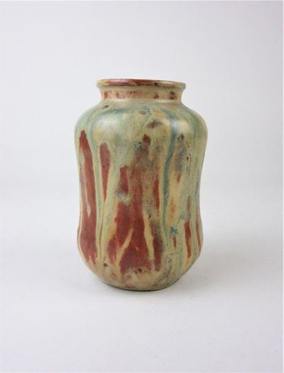 null Pierre, Abbé PACTON (1856-1938) Vase en grès de forme renflée à décor de coulures...