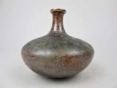 CERAMIQUE Vase en grès brun irisé XXème siècle H_13,5 cm 