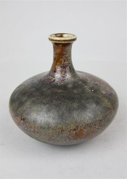 CERAMIQUE Vase en grès brun irisé XXème siècle H_13,5 cm 