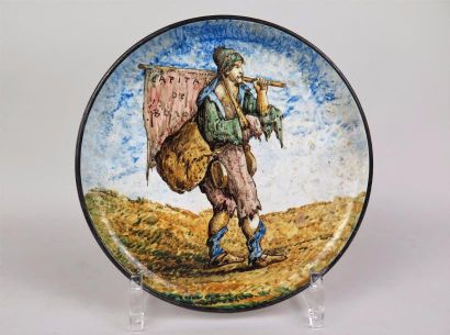 null GIEN, Charles BEROISN 

Petite assiette en faience à décor polychrome d'un personnage...