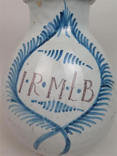 null NEVERS

Vase de pharmacie en faience à décor de l'inscription I.R.M.L.B. en...