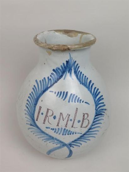 null NEVERS

Vase de pharmacie en faience à décor de l'inscription I.R.M.L.B. en...