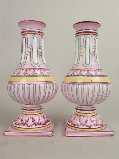 null GIEN

Paire de vases en faience à fond rose 

Style Louis XVI

Fin du XIXème...