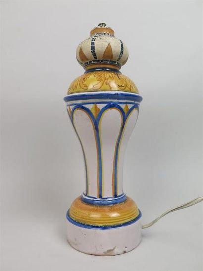 null NEVERS

Balustre en faience à décor en camaïeu jaune et bleu

XIXème siècle

H_23,8...