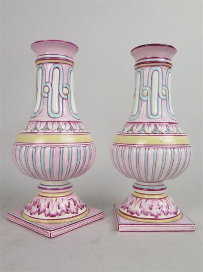 null GIEN

Paire de vases en faience à fond rose 

Style Louis XVI

Fin du XIXème...