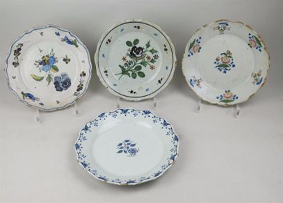 null NEVERS.

Quatre assiettes à décor en poychromie et en camaïeu de bleu de fleurs.

XVIIIème...