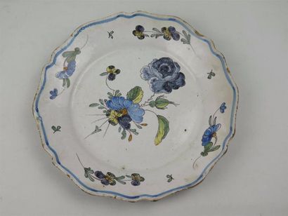 null NEVERS.

Quatre assiettes à décor en poychromie et en camaïeu de bleu de fleurs.

XVIIIème...